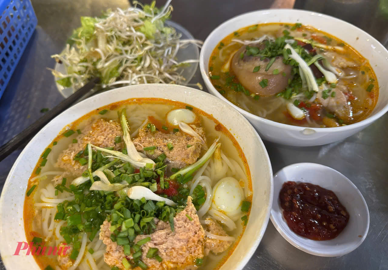 B&ecirc;n cạnh m&oacute;n b&uacute;n ri&ecirc;u th&igrave; những m&oacute;n kh&aacute;c như b&uacute;n gi&ograve; cũng l&agrave; một m&oacute;n n&ecirc;n thử.
