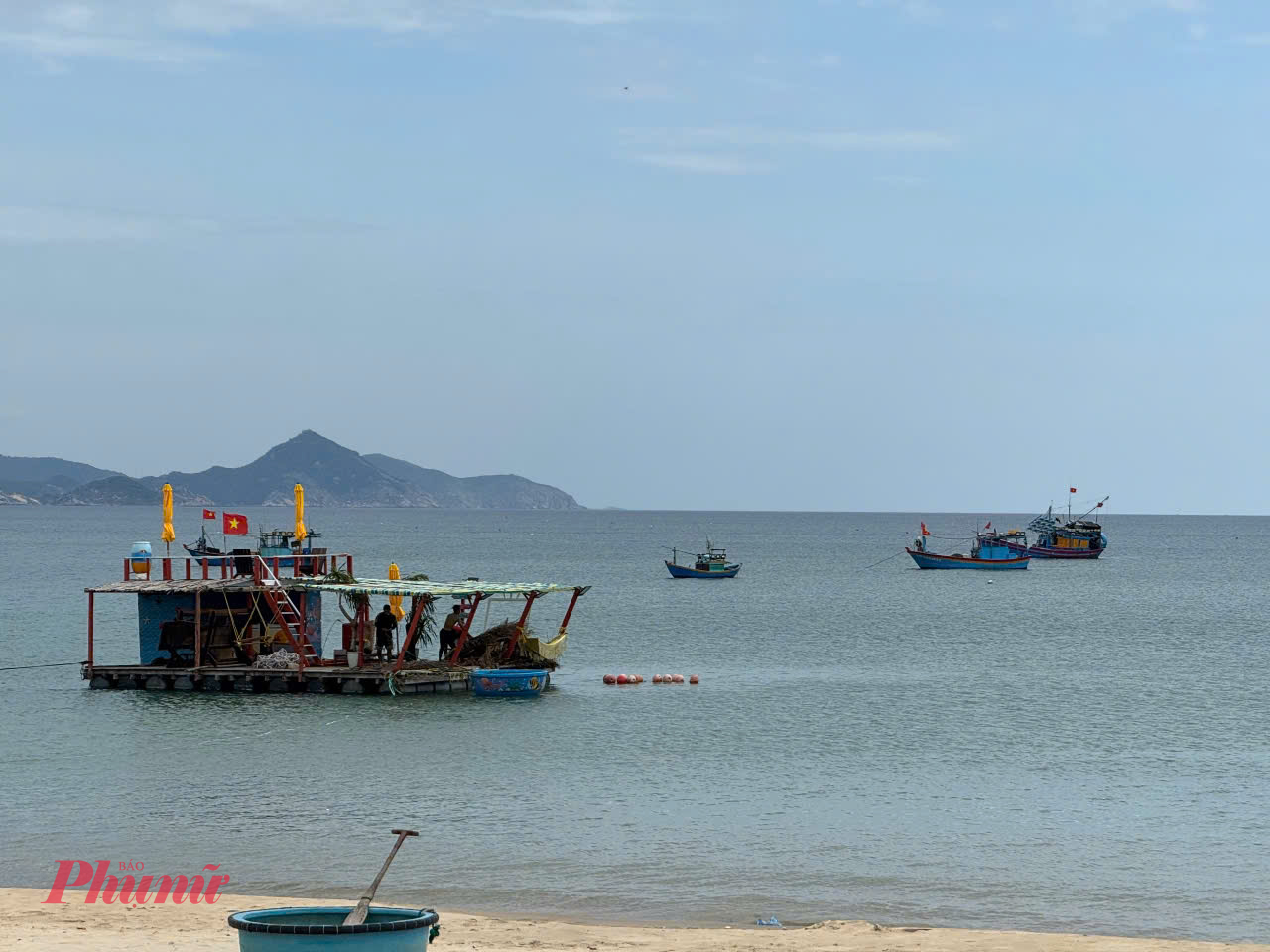 Tr&ecirc;n cung đường quay về trung t&acirc;m th&agrave;nh phố, ta sẽ rẽ v&agrave;o tuyến đường dẫn đến đảo Hải Giang,
