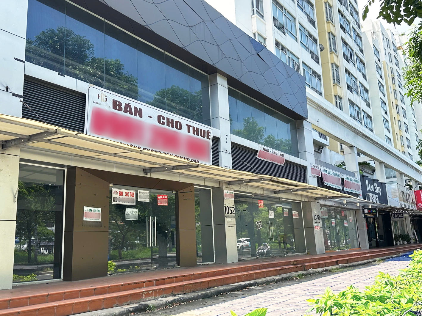 Chung cư Sky Garden 3 (khu Ph&uacute; Mỹ Hưng, TPHCM) d&agrave;y đặc bảng rao cho thu&ecirc; shophouse