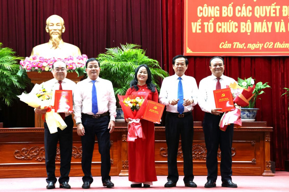 &Ocirc;ng Đỗ Thanh B&igrave;nh - B&iacute; thư Th&agrave;nh ủy Cần Thơ (thứ 2 từ phải v&agrave;o) trao quyết định v&agrave; tặng hoa ch&uacute;c mừng những c&aacute;n bộ được ph&acirc;n c&ocirc;ng... Ảnh: Trung Phạm