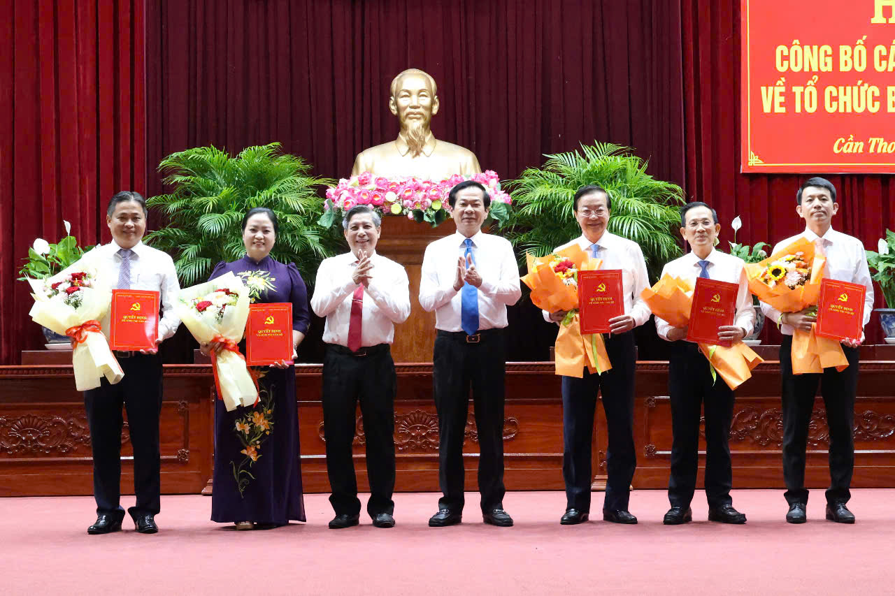 Th&agrave;nh ủy Cần Thơ tổ chức hội nghị c&ocirc;ng bố c&aacute;c quyết định về c&ocirc;ng t&aacute;c c&aacute;n bộ v&agrave;o chiều 2/7... Ảnh: Trung Phạm