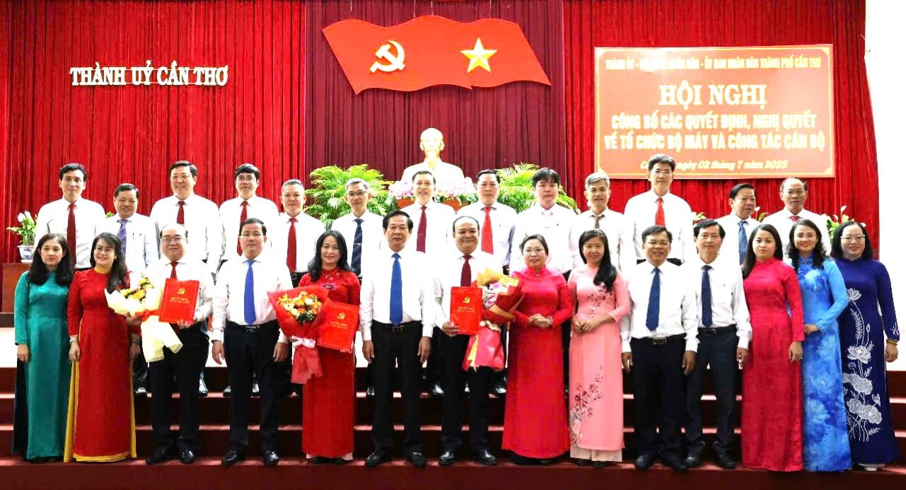 C&aacute;n bộ l&atilde;nh đạo B&aacute;o v&agrave; Ph&aacute;t th&agrave;nh, truyền h&igrave;nh Cần Thơ; c&ugrave;ng c&aacute;c l&atilde;nh đạo sở ng&agrave;nh... nhận quyết định ph&acirc;n c&ocirc;ng của Th&agrave;nh ủy Cần Thơ. Ảnh: Trung Phạm