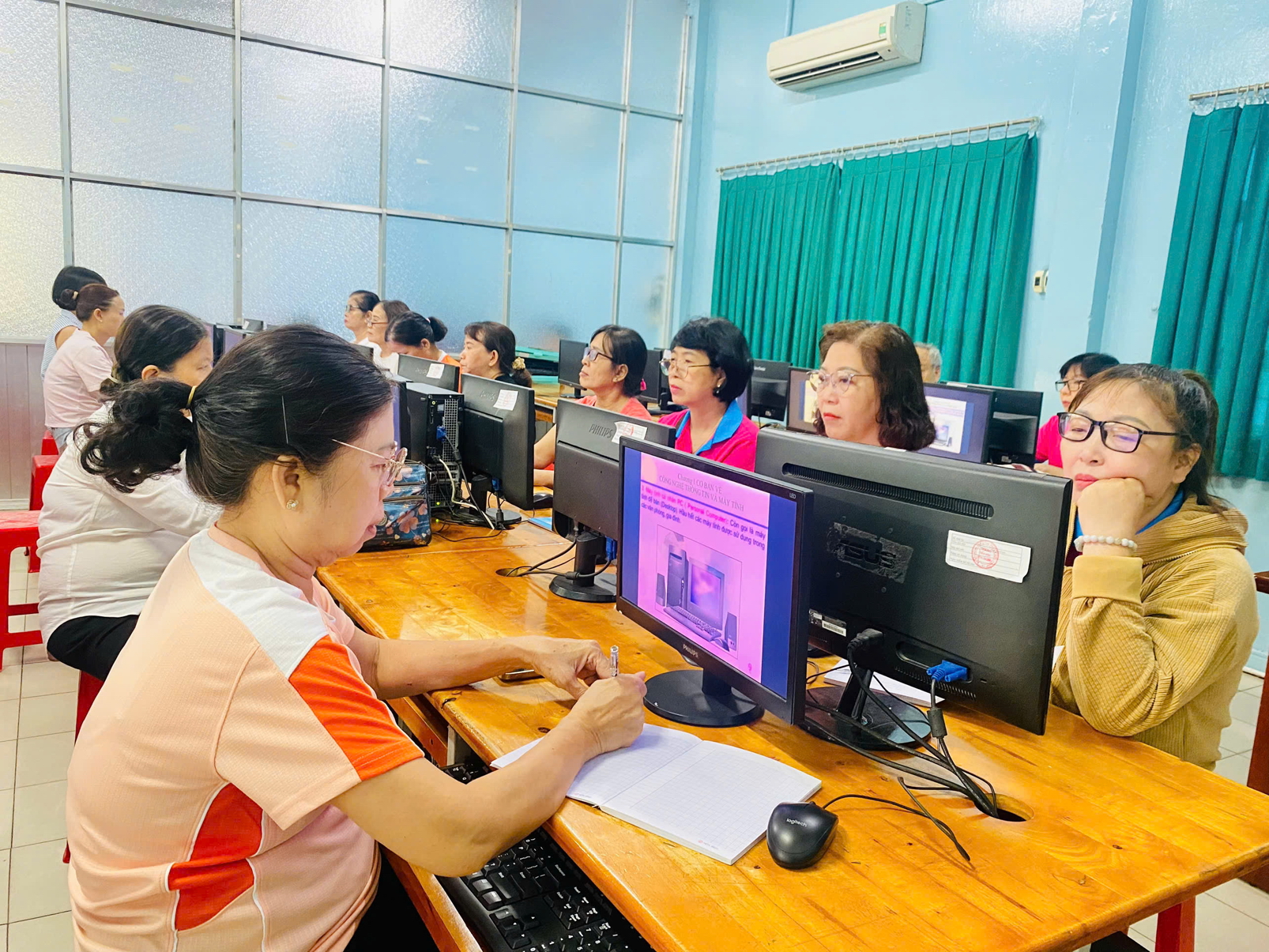 Một lớp phổ cập tin học cho người cao tuổi và cán bộ đoàn thể tại phường Tân Phú, TPHCM