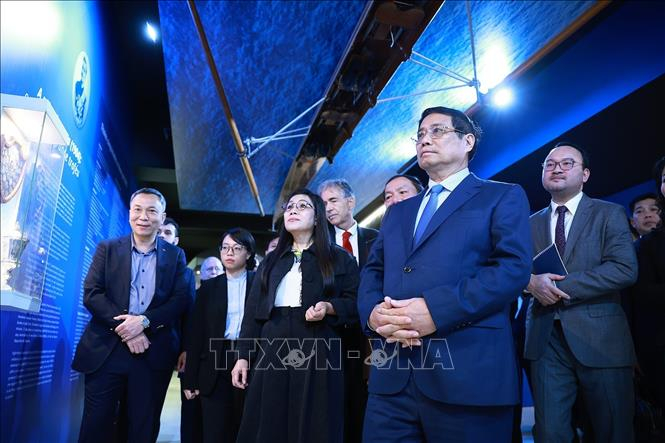 Thủ tướng Phạm Minh Ch&iacute;nh v&agrave; phu nh&acirc;n L&ecirc; Thị B&iacute;ch Tr&acirc;n thăm ph&ograve;ng truyền thống của CLB b&oacute;ng đ&aacute; Vasco da Gama - Ảnh: TTXVN