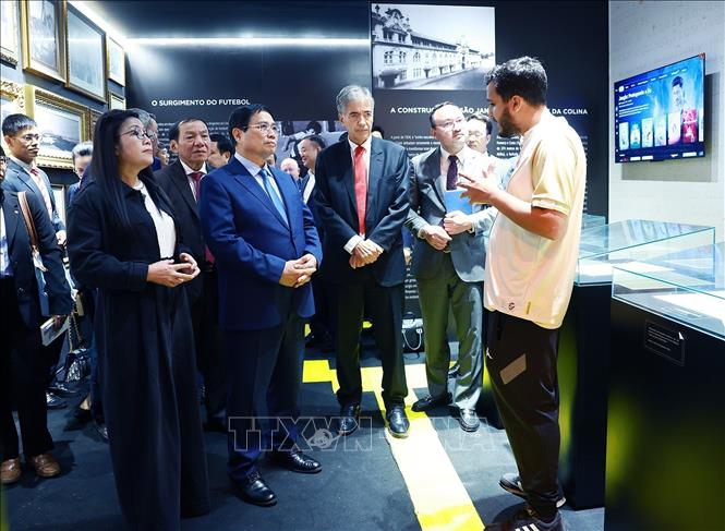 Thủ tướng Phạm Minh Ch&iacute;nh v&agrave; phu nh&acirc;n L&ecirc; Thị B&iacute;ch Tr&acirc;n thăm ph&ograve;ng truyền thống của CLB b&oacute;ng đ&aacute; Vasco da Gama - Ảnh: TTXVN