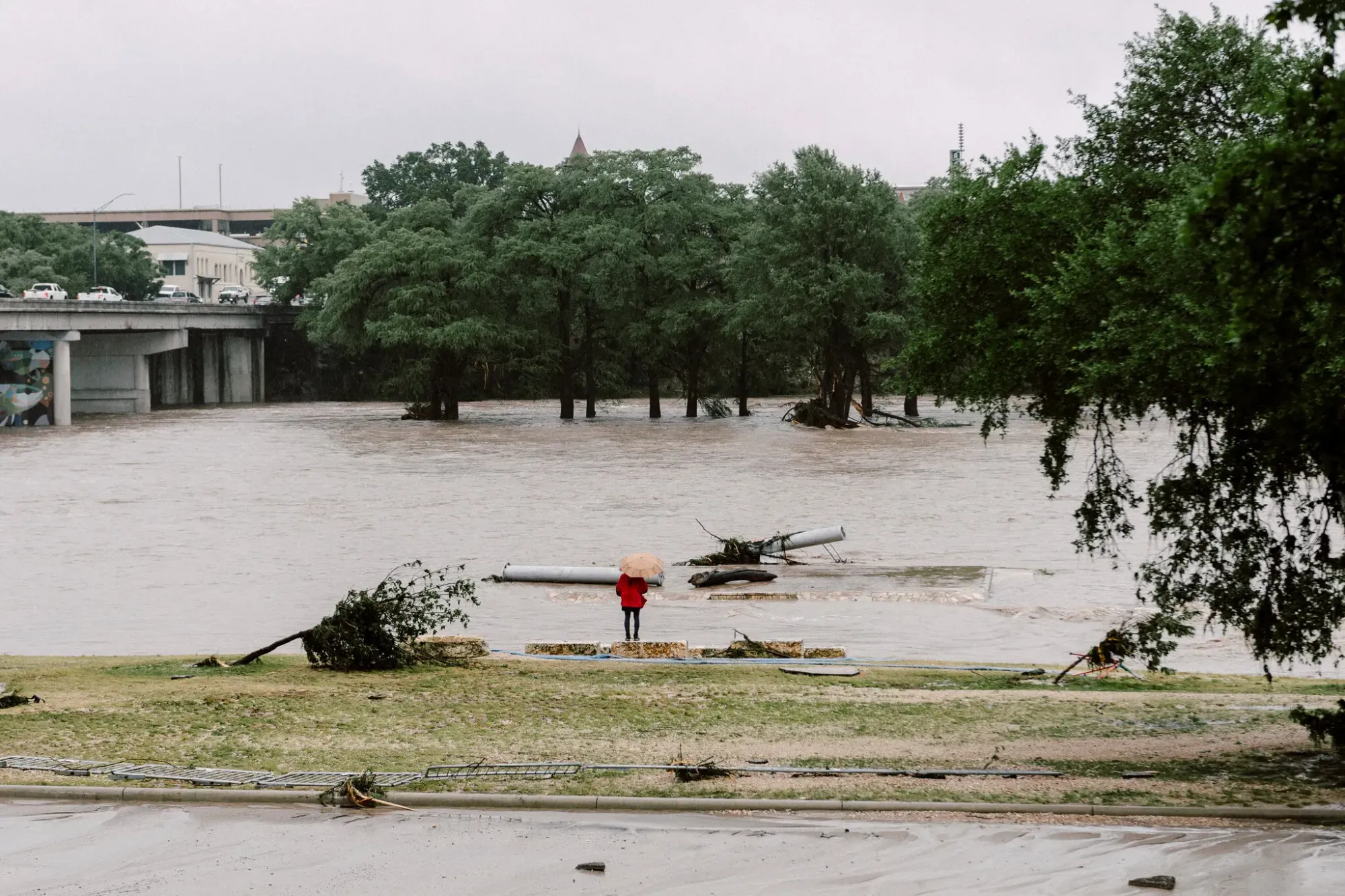 Một người đứng b&ecirc;n S&ocirc;ng Guadalupe tr&agrave;n bờ ở th&agrave;nh phố Kerrville, Texas, v&agrave;o ng&agrave;y 4/7 - Ảnh: Carter Johnston/ The New York Times