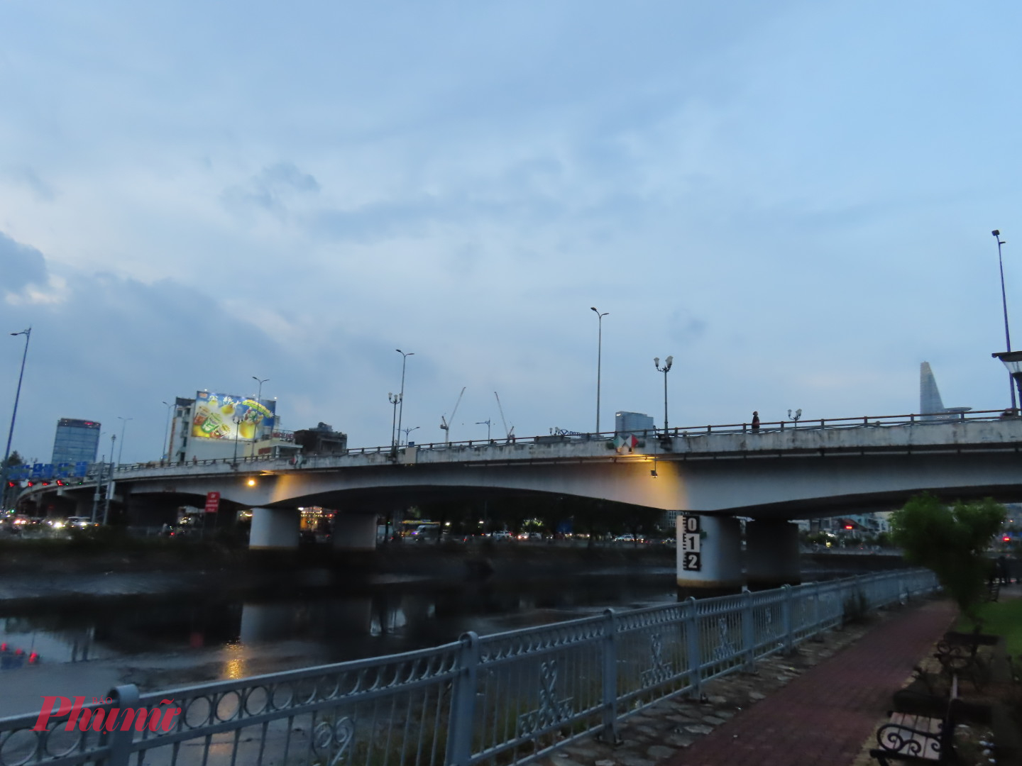 Cầu &Ocirc;ng L&atilde;nh bắc qua kệnh Bến Ngh&eacute; 