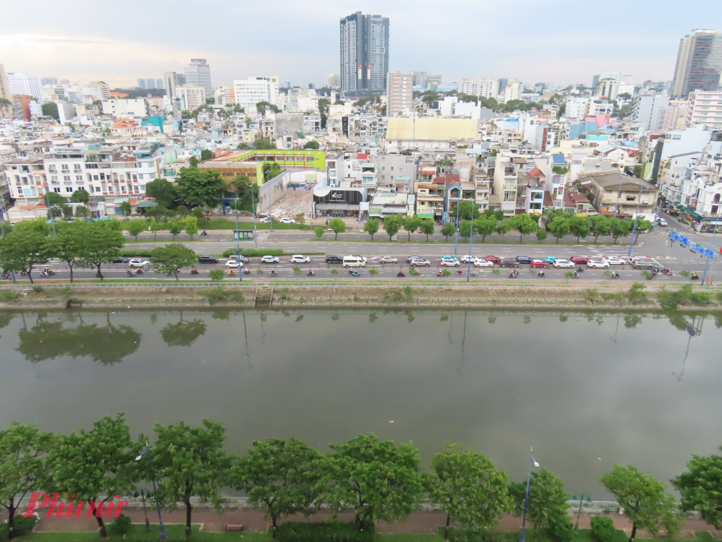 Từ đường Bến V&acirc;n Đồn (phường Vĩnh Hội) nh&igrave;n sang b&ecirc;n kia k&ecirc;nh Bến Ngh&eacute; l&agrave; đại lộ V&otilde; Văn Kiệt - Ảnh: H.Nhu