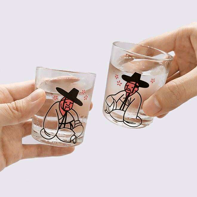Ly rượu soju đổi m&agrave;u lấy cảm hứng từ tranh của danh họa Kim Hong-do, được thiết kế th&ocirc;ng minh: khi r&oacute;t rượu lạnh v&agrave;o, khu&ocirc;n mặt nho sĩ trong tranh chuyển sang đỏ (như đang say).
