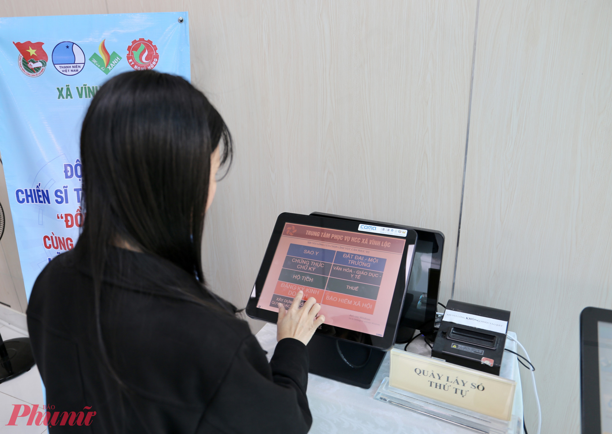 Người dân bốc số trật tự, chờ đến lượt tại khu vực tiếp nhận hồ sơ - Ảnh: Thanh Tâm