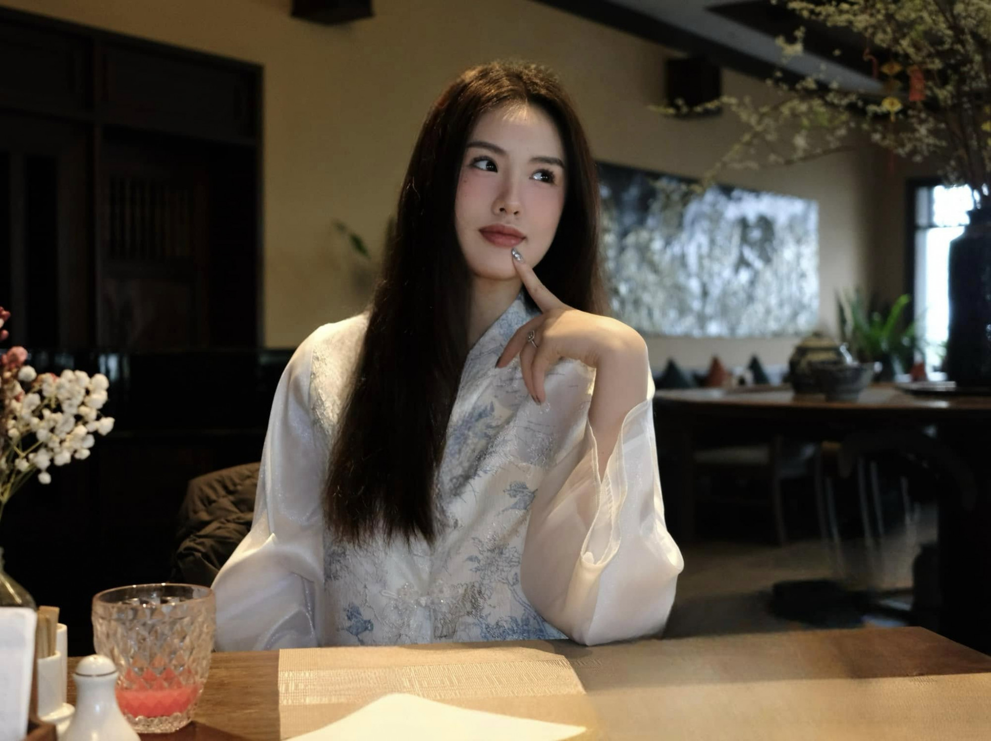 &Aacute; hậu Trịnh Mỹ Anh g&acirc;y ấn tượng với vẻ đẹp &Aacute; Đ&ocirc;ng dịu d&agrave;ng trong trang phục truyền thống c&aacute;ch t&acirc;n m&agrave;u trắng, th&ecirc;u họa tiết tinh tế. M&aacute;i t&oacute;c x&otilde;a tự nhi&ecirc;n v&agrave; biểu cảm nhẹ nh&agrave;ng t&ocirc;n l&ecirc;n n&eacute;t thanh lịch, duy&ecirc;n d&aacute;ng.
