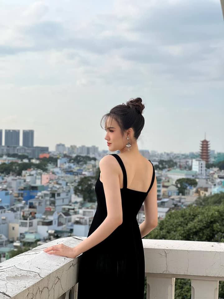 Diện chiếc đầm đen &ocirc;m s&aacute;t, thiết kế hở vai tinh tế, Mỹ Anh khoe kh&eacute;o bờ vai thanh mảnh v&agrave; l&agrave;n da mịn m&agrave;ng, mang đến h&igrave;nh ảnh sang trọng v&agrave; trang nh&atilde;  với phong c&aacute;ch tối giản m&agrave; vẫn cuốn h&uacute;t. M&aacute;i t&oacute;c b&uacute;i cao thanh lịch gi&uacute;p t&ocirc;n l&ecirc;n gương mặt thanh t&uacute; cho người đẹp.