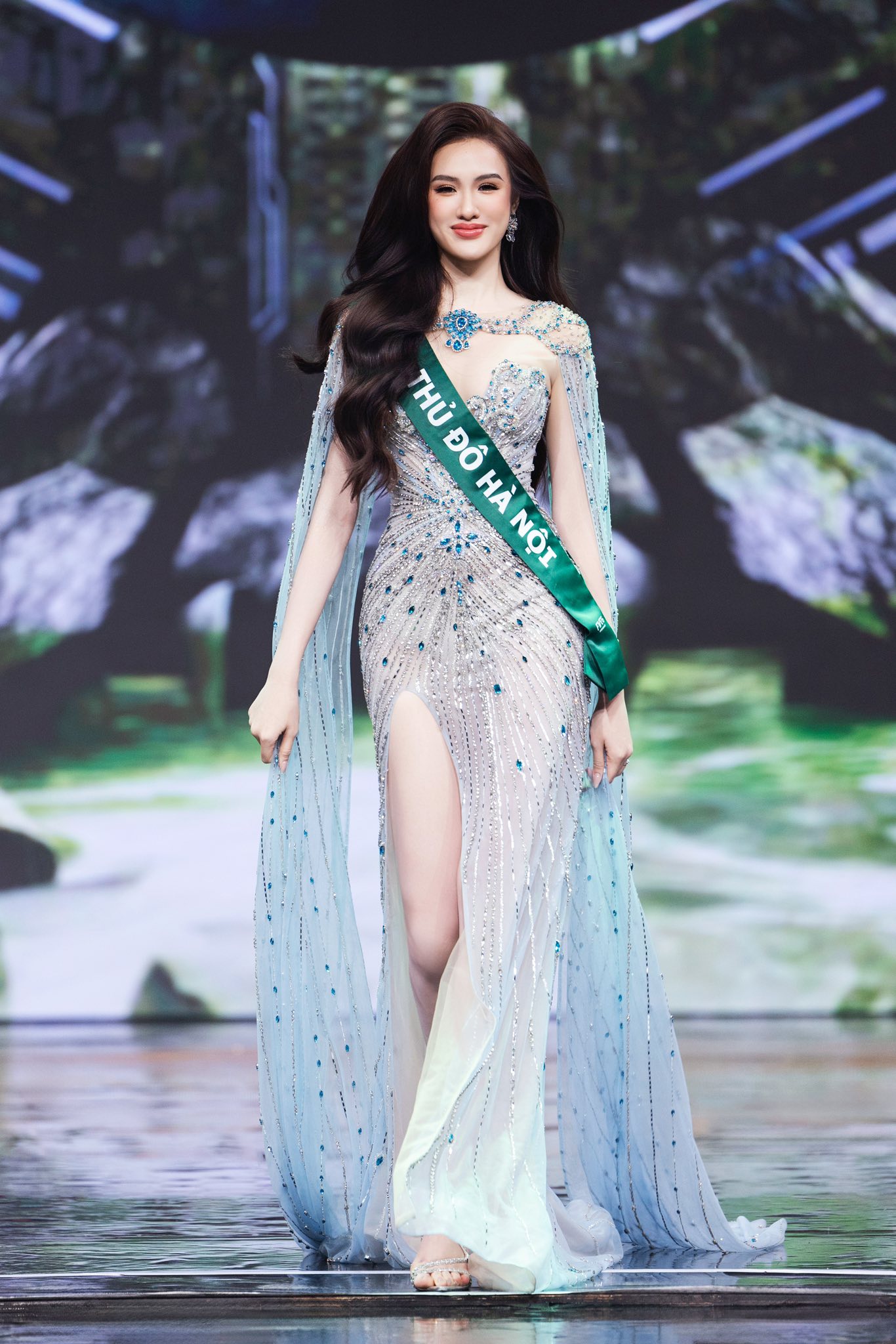  Trịnh Mỹ Anh cao 1m75, số đo ba v&ograve;ng: 85-64-95. Tại Hoa hậu Tr&aacute;i Đất Việt Nam 2025, c&ocirc; thắng giải Người đẹp nh&acirc;n &aacute;i v&agrave; v&agrave;o Top 5 c&aacute;c giải phụ Người đẹp t&agrave;i năng, Người đẹp thể thao, Người đẹp Thời trang, Người đẹp biển.
