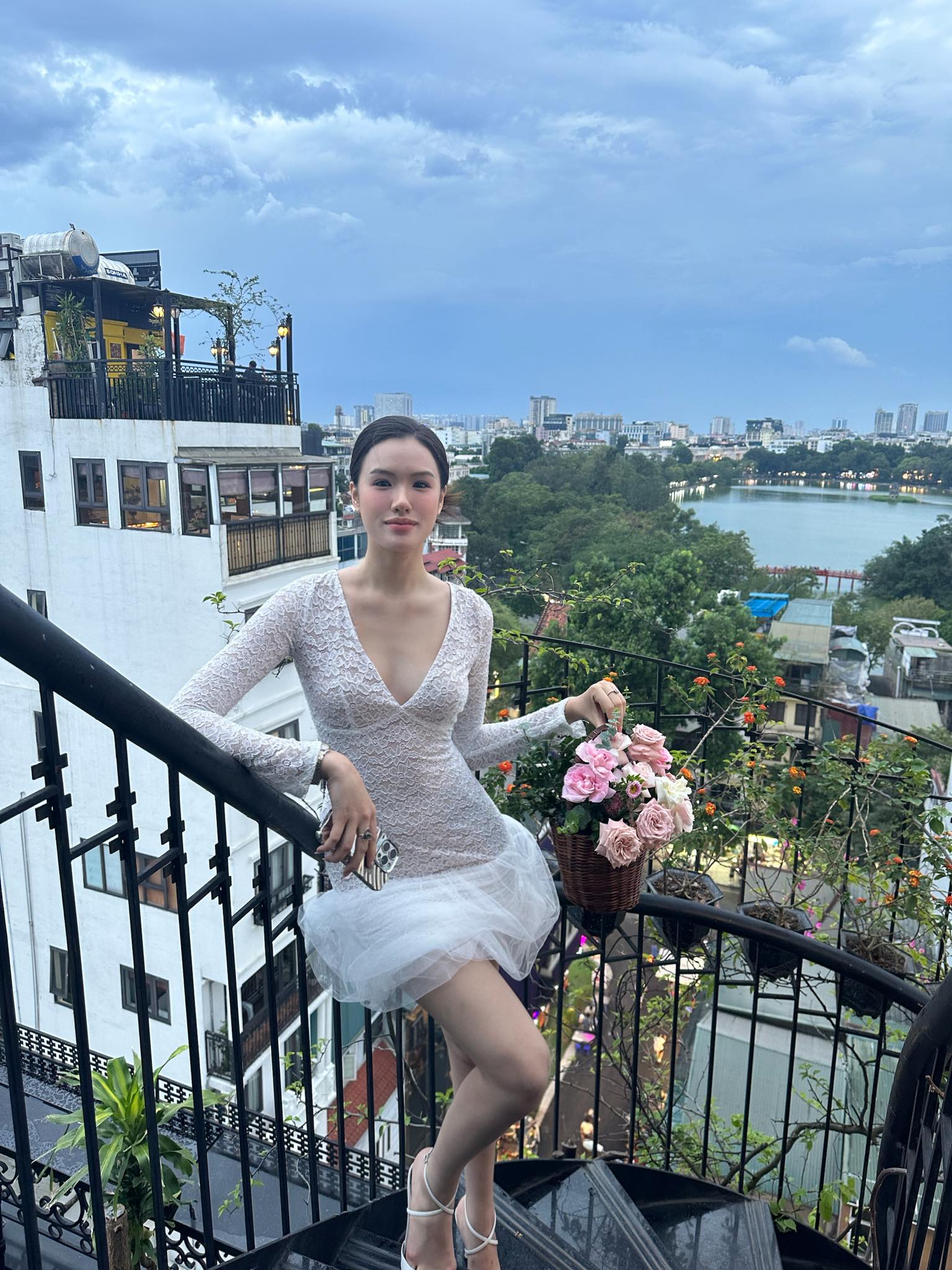 Ở đời thường, Mỹ Anh nổi bật với vẻ đẹp hiện đại, sắc sảo pha ch&uacute;t l&atilde;ng mạn. C&ocirc; diện chiếc đầm ngắn &ocirc;m s&aacute;t với chất liệu ren trắng v&agrave; phần ch&acirc;n v&aacute;y x&ograve;e nhẹ bằng voan, khoe trọn v&oacute;c d&aacute;ng thanh mảnh c&ugrave;ng đ&ocirc;i ch&acirc;n d&agrave;i quyến rũ.