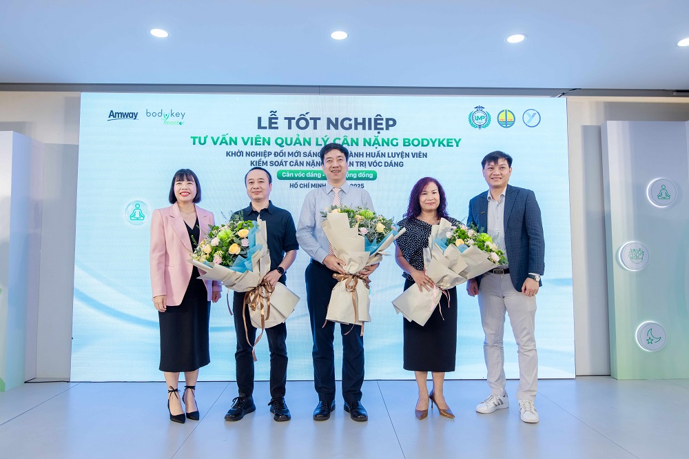 Đại diện Trung t&acirc;m Chuyển giao tri thức v&agrave; Hỗ trợ khởi nghiệp, Đại học Quốc gia H&agrave; Nội, đại điện Trung t&acirc;m Hỗ trợ thanh ni&ecirc;n khởi nghiệp Việt Nam, đại diện Hội LHTN Việt Nam - Trung ương Đo&agrave;n TNCS Hồ Ch&iacute; Minh, đại diện Li&ecirc;n đo&agrave;n thể dục TPHCM v&agrave; đại diện Amway Việt Nam tại buổi lễ - Ảnh: Amway Việt Nam