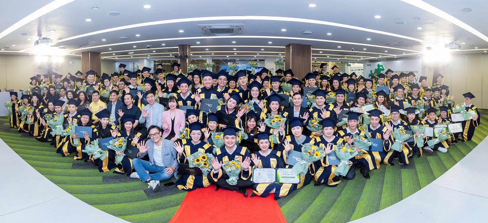 184 học vi&ecirc;n l&agrave; nh&agrave; ph&acirc;n phối đ&atilde; ho&agrave;n tất chương tr&igrave;nh đ&agrave;o tạo Huấn luyện vi&ecirc;n Quản l&yacute; c&acirc;n nặng theo định hướng chuy&ecirc;n s&acirc;u v&agrave; bền vững - Ảnh: Amway Việt Nam