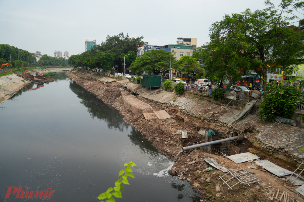 Trong l&ograve;ng đất ven s&ocirc;ng T&ocirc; Lịch, h&agrave;ng chục m&eacute;t cống hộp b&ecirc; t&ocirc;ng đang dần ho&agrave;n thiện. Đ&acirc;y l&agrave; tuyến cống thu gom nước thải ch&iacute;nh của Dự &aacute;n Nh&agrave; m&aacute;y xử l&yacute; nước thải Y&ecirc;n X&aacute;, chạy song song với s&ocirc;ng từ đường Nguyễn Đ&igrave;nh Chiểu đến cầu Dậu.