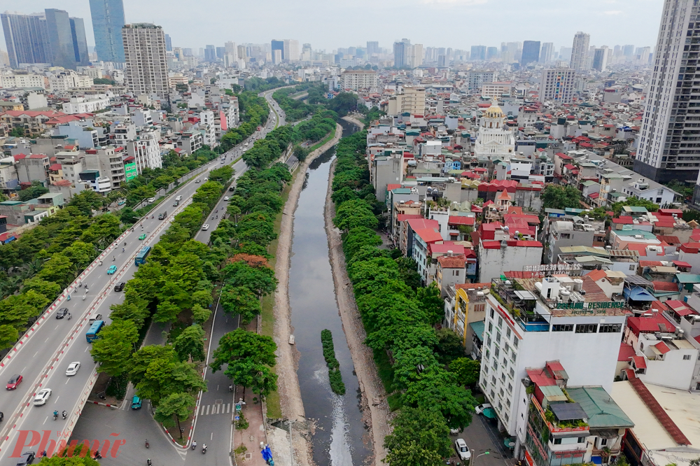 Kh&ocirc;ng c&ograve;n l&agrave; những cuộc tranh c&atilde;i hay thử nghiệm đơn lẻ, H&agrave; Nội đang thực sự bước v&agrave;o cuộc đại phẫu để 'cứu' d&ograve;ng s&ocirc;ng T&ocirc; Lịch. Từ thi c&ocirc;ng hệ thống cống ngầm, vận h&agrave;nh nh&agrave; m&aacute;y xử l&yacute; nước thải quy m&ocirc; lớn, đến c&aacute;c giải ph&aacute;p cải tạo cảnh quan, đ&ocirc; thị&hellip; tất cả đang chuyển động tr&ecirc;n một mặt trận thống nhất: đưa s&ocirc;ng T&ocirc; trở lại l&agrave; một phần sống của th&agrave;nh phố. Mỗi bức ảnh dưới đ&acirc;y l&agrave; một l&aacute;t cắt trong bức tranh tổng thể của cuộc hồi sinh mang t&iacute;nh lịch sử n&agrave;y.