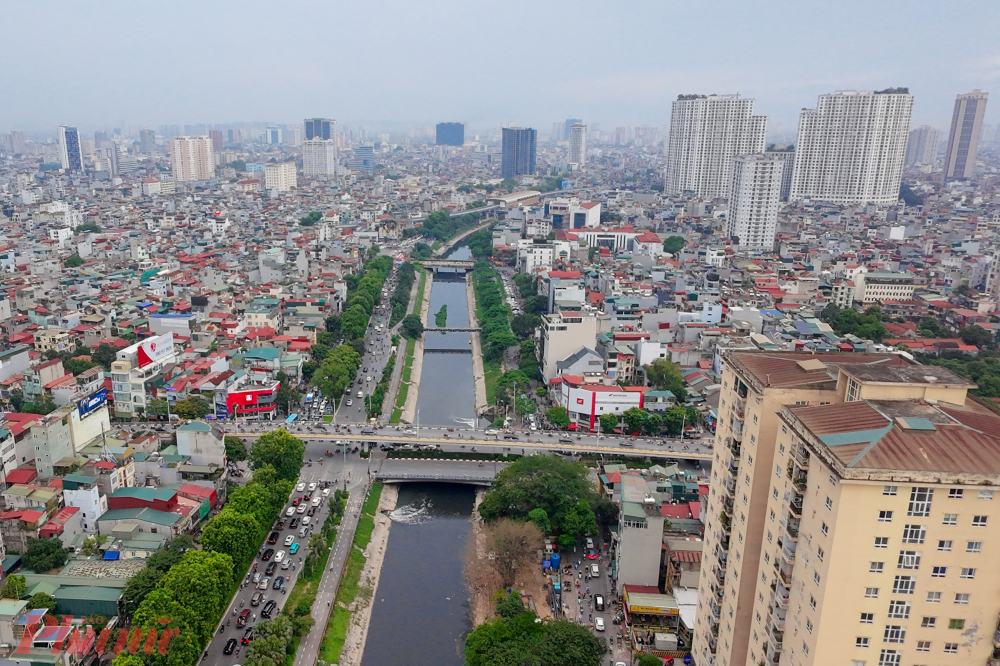 Từ năm 2025, Sở X&acirc;y dựng H&agrave; Nội đ&atilde; lắp đặt h&agrave;ng chục camera tại c&aacute;c điểm xả thải v&agrave; cửa cống ven s&ocirc;ng T&ocirc; Lịch. Hệ thống camera kết nối với Trung t&acirc;m điều h&agrave;nh th&ocirc;ng minh sẽ gi&aacute;m s&aacute;t li&ecirc;n tục, ph&aacute;t hiện h&agrave;nh vi xả trộm v&agrave; gửi cảnh b&aacute;o về c&aacute;c cơ quan chức năng. H&agrave;nh vi vi phạm sẽ bị xử l&yacute; theo Nghị định 45/2022.