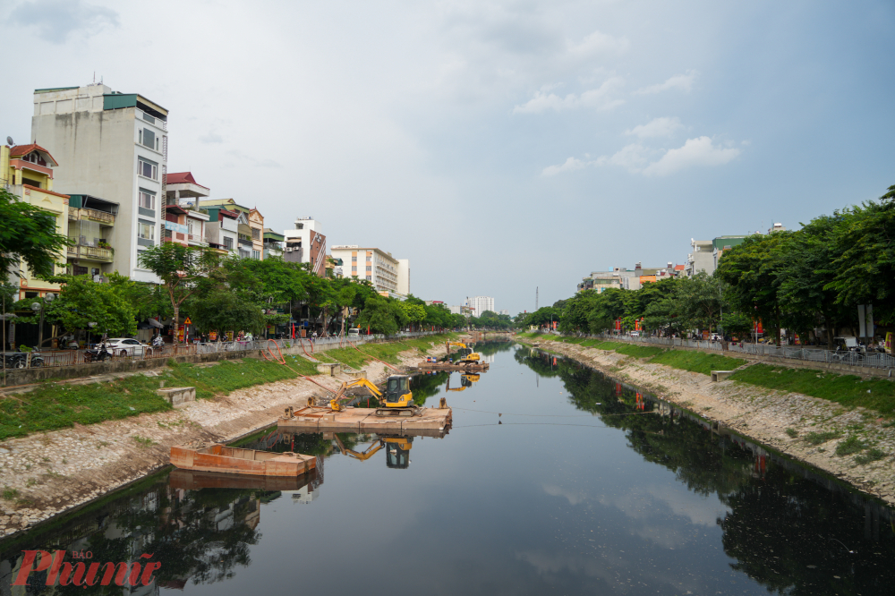 Dọc theo s&ocirc;ng T&ocirc; Lịch, c&ocirc;ng nh&acirc;n đang vận h&agrave;nh m&aacute;y x&uacute;c chuy&ecirc;n dụng để nạo v&eacute;t lớp b&ugrave;n đen t&iacute;ch tụ h&agrave;ng chục năm. Tổng khối lượng dự kiến nạo v&eacute;t hơn 60.000 m&sup3; &ndash; một khối lượng khổng lồ t&iacute;ch tụ từ nước thải, r&aacute;c thải, v&agrave; d&ograve;ng chảy t&ugrave; đọng. Đ&acirc;y l&agrave; bước quan trọng nhằm l&agrave;m sạch nền đ&aacute;y s&ocirc;ng, giảm ph&aacute;t sinh kh&iacute; độc v&agrave; tạo điều kiện cho nước lưu th&ocirc;ng tự nhi&ecirc;n trở lại.