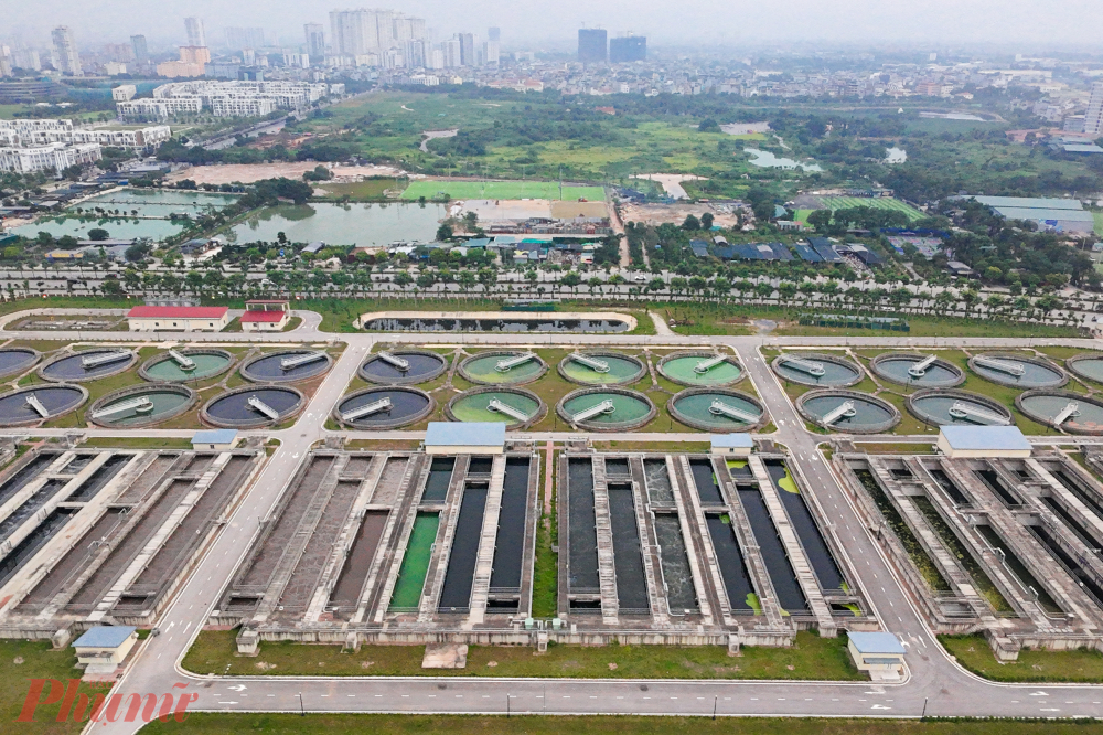 Với c&ocirc;ng suất 270.000 m&sup3;/ng&agrave;y đ&ecirc;m, nh&agrave; m&aacute;y n&agrave;y l&agrave; trung t&acirc;m xử l&yacute; nước thải tập trung cho khu vực nội đ&ocirc;, trong đ&oacute; c&oacute; phần lớn lượng nước đổ v&agrave;o s&ocirc;ng T&ocirc; Lịch. Sau xử l&yacute; đạt chuẩn, nước thải được trả về tự nhi&ecirc;n qua k&ecirc;nh Kim Ngưu, g&oacute;p phần l&agrave;m sạch nguồn nước chảy qua đ&ocirc; thị.