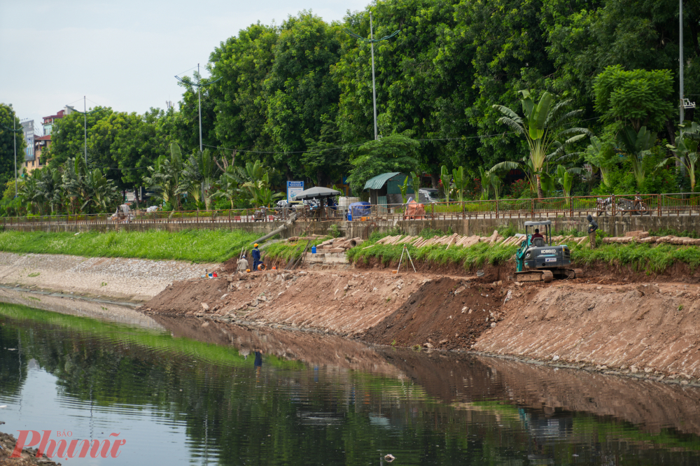 Ngo&agrave;i việc x&acirc;y mới, c&aacute;c tuyến cống hiện c&oacute; cũng được r&agrave; so&aacute;t, gia cố chống thấm v&agrave; chống r&ograve; rỉ. Nước thải phải đi đ&uacute;ng tuyến, kh&ocirc;ng thể &ldquo;chảy tắt&rdquo; ra s&ocirc;ng qua những điểm hở hay mối nối yếu. Việc n&agrave;y kh&ocirc;ng chỉ l&agrave; kỹ thuật, m&agrave; c&ograve;n l&agrave; c&aacute;ch để đảm bảo sự minh bạch v&agrave; bền vững trong xử l&yacute; m&ocirc;i trường.