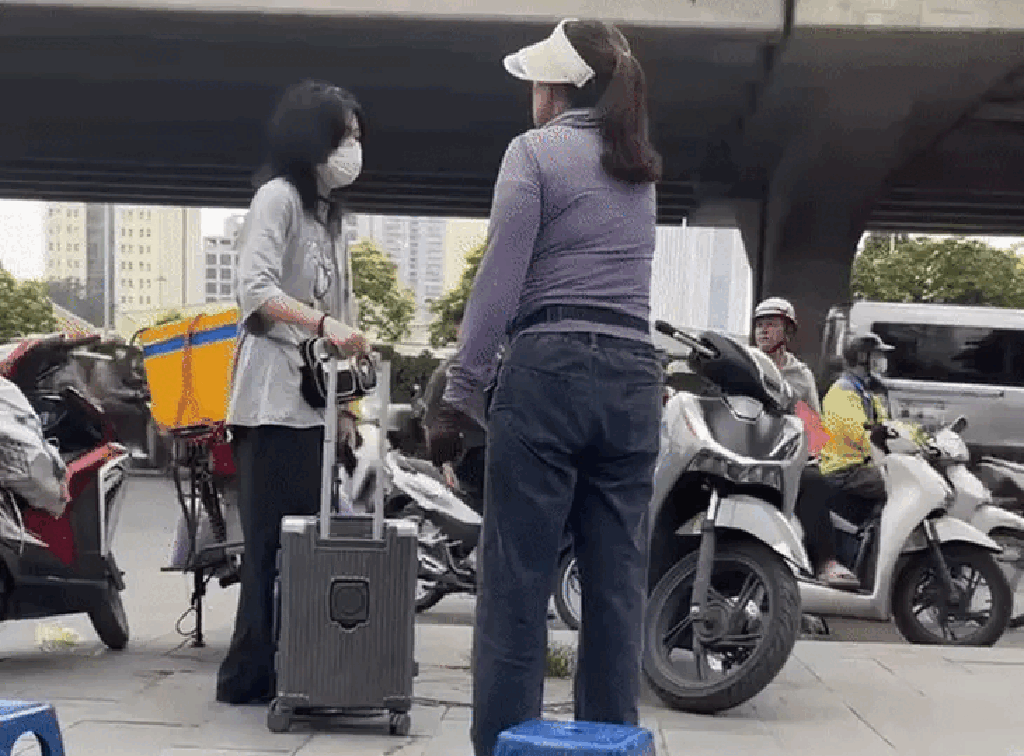 Người bán quán vỉa hè xô xát với cô gái (Ảnh: Cắt từ clip)
