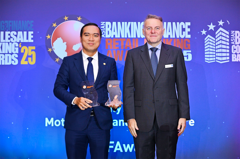 &Ocirc;ng Đ&agrave;m Thế Th&aacute;i - Ph&oacute; tổng gi&aacute;m đốc HDBank nhận hai giải thưởng quốc tế tại lễ trao giải Asian Banking & Finance Awards 2025 tổ chức tại Singapore - Ảnh: HDBank
