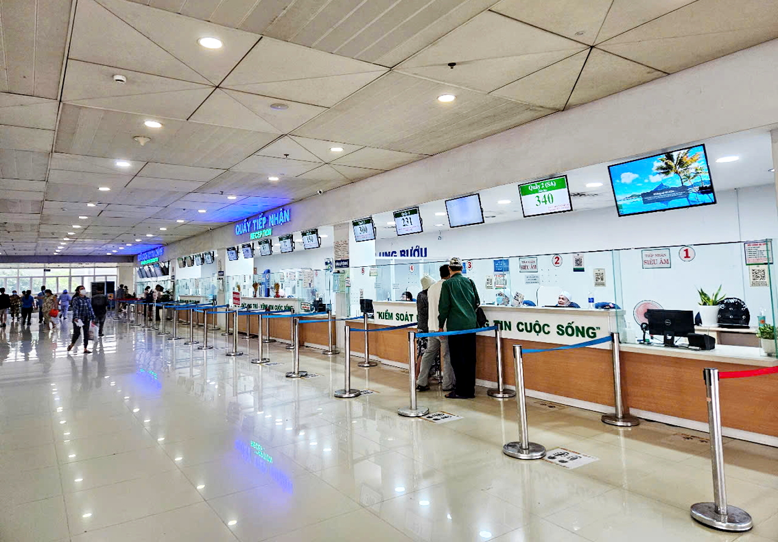 Việc tăng thời gian k&ecirc; đơn thuốc gi&uacute;p Bệnh viện Ung Bướu TPHCM giảm tải, tăng chất lượng điều trị - ẢNH: PHẠM AN (chụp khu vực đăng k&yacute; kh&aacute;m bệnh của bệnh viện) 