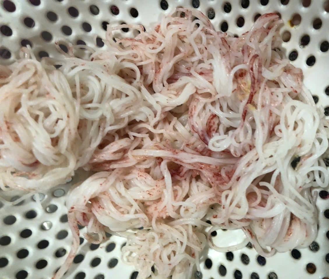 H&igrave;nh ảnh b&uacute;n đổi m&agrave;u đỏ được người phản &aacute;nh đăng tải tr&ecirc;n mạng x&atilde; hội