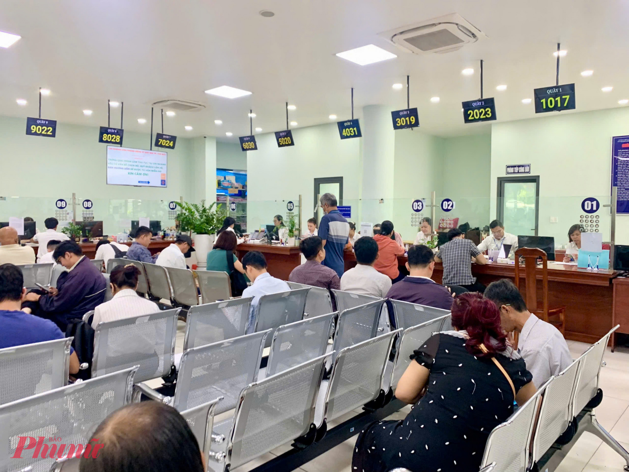 Người d&acirc;n l&agrave;m thủ tục đăng k&yacute; đất đai tại Văn ph&ograve;ng đăng k&yacute; đất đai TP