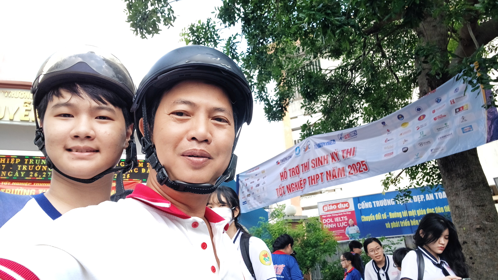 Cha con t&aacute;c giả trong ng&agrave;y thi tốt nghiệp THPT vừa qua - Ảnh do t&aacute;c giả cung cấp