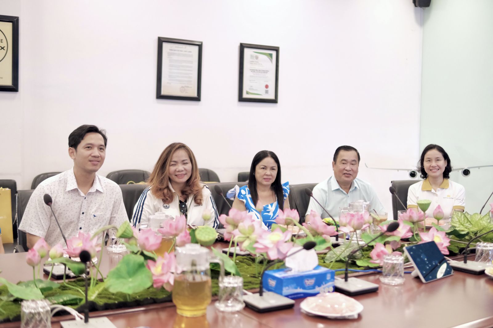 Vietnam Airlines c&ugrave;ng gia đ&igrave;nh em L&ecirc; Phạm Minh Thư gặp gỡ v&agrave; gửi lời cảm ơn s&acirc;u sắc tới c&aacute;c b&aacute;c sĩ của Bệnh viện Ung Bướu TPHCM - Ảnh: VNA