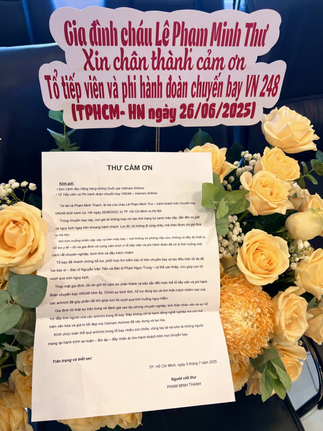 Gia đ&igrave;nh em L&ecirc; Phạm Minh Thư viết thư v&agrave; gửi hoa cảm ơn phi h&agrave;nh đo&agrave;n chuyến bay VN248 ng&agrave;y 26/6/2025 - Ảnh: VNA