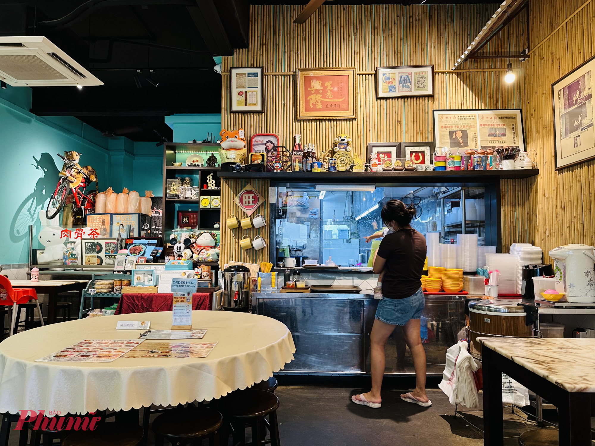Kh&ocirc;ng gian nh&agrave; h&agrave;ng Bak Kut Teh tại Singapore (Ảnh: L&ecirc; Ho&agrave;i Việt)