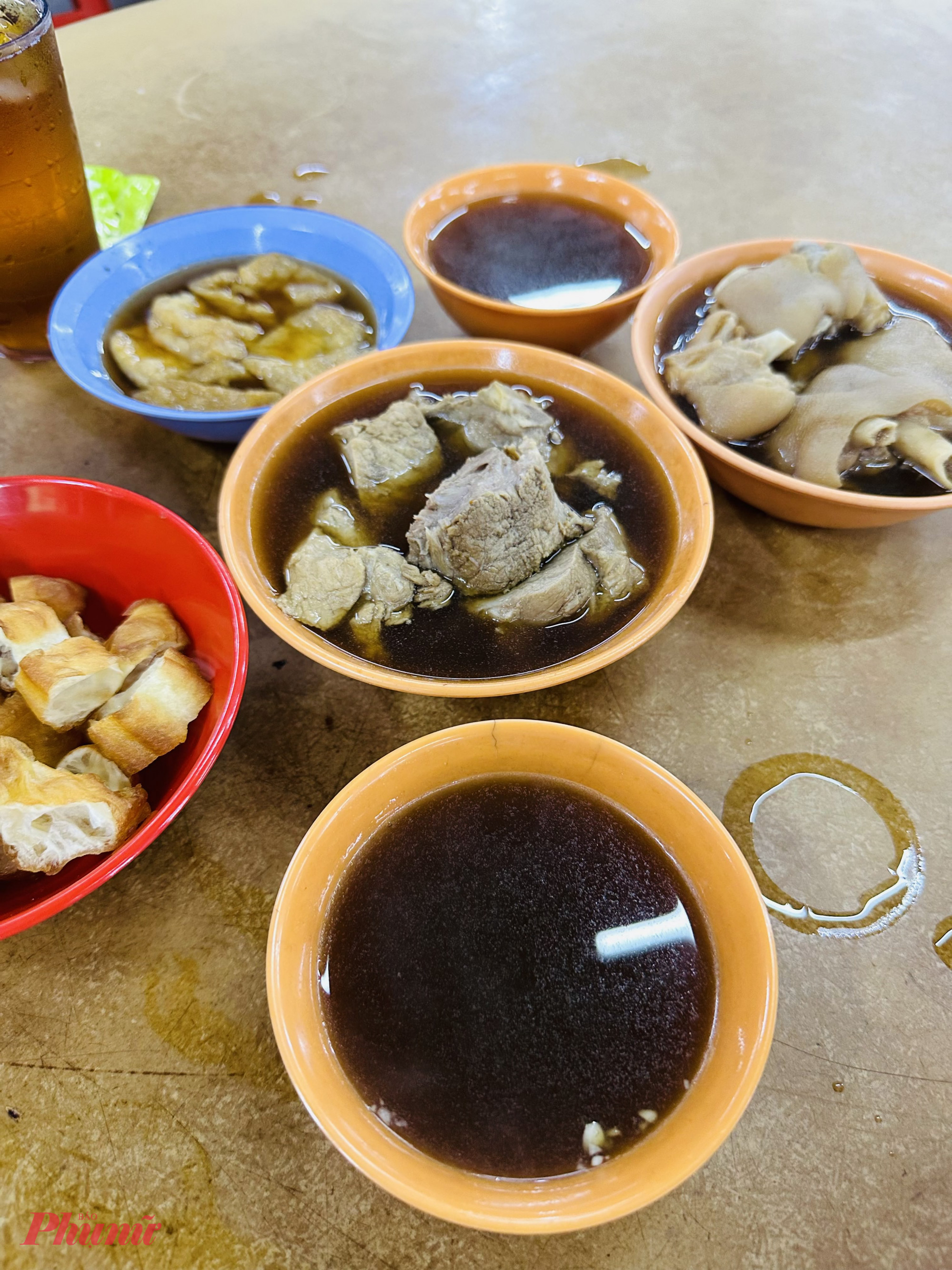 Sườn tr&agrave; Malaysia với nước d&ugrave;ng đậm m&agrave;u, nặng m&ugrave;i thảo mộc (Ảnh: L&ecirc; Ho&agrave;i Việt)