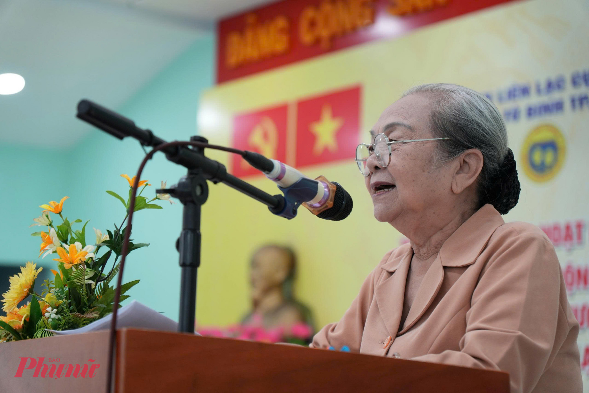 B&agrave; Ho&agrave;ng Thị Kh&aacute;nh - Trưởng ban Li&ecirc;n lạc cựu t&ugrave; ch&iacute;nh trị v&agrave; t&ugrave; binh TPHCM ph&aacute;t biểu tại hội nghị
