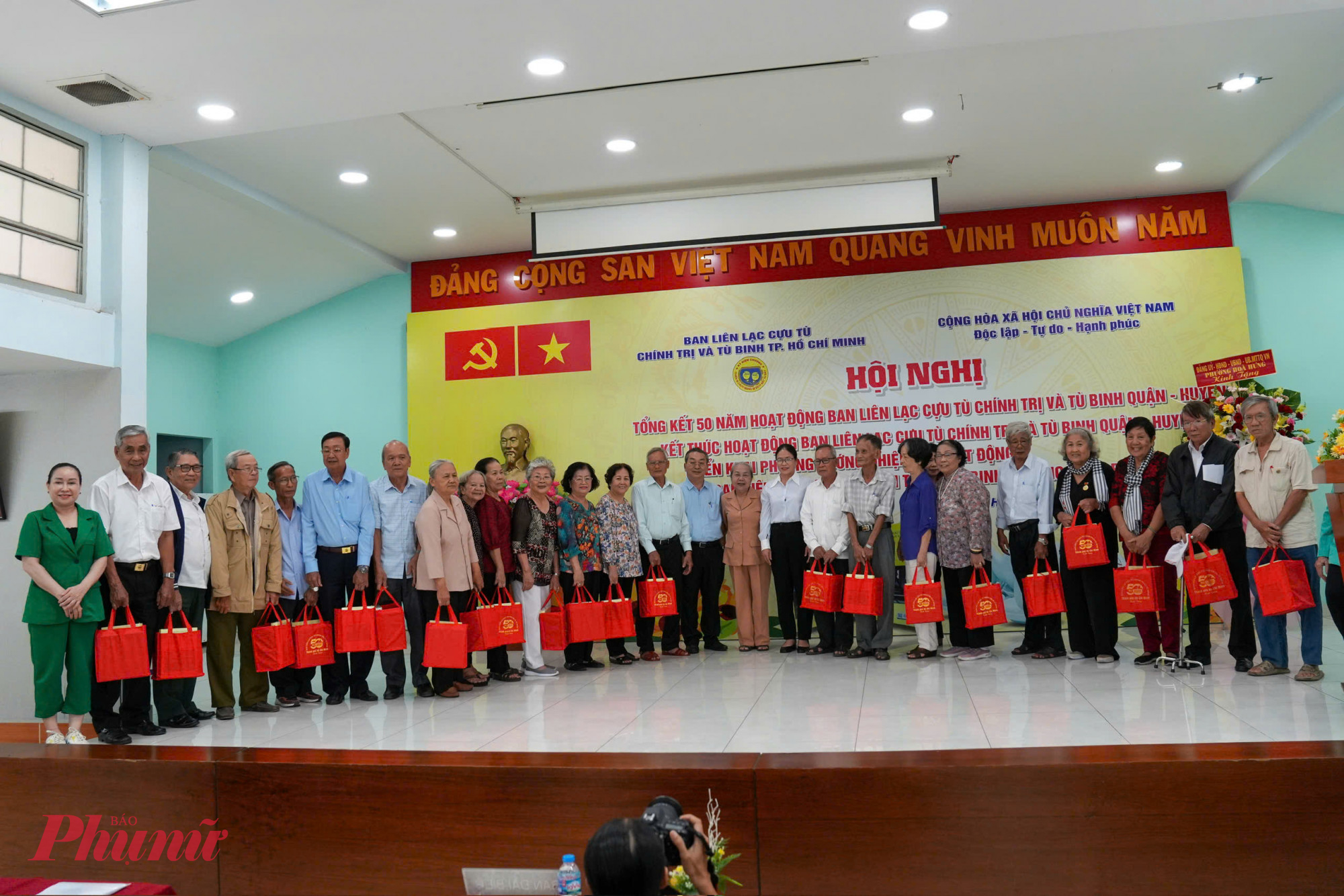 Dịp n&agrave;y, Th&agrave;nh ủy TPHCM cũng gởi những phần qu&agrave; tri &acirc;n những đ&oacute;ng g&oacute;p của c&aacute;c cựu t&ugrave; ch&iacute;nh trị, t&ugrave; binh c&aacute;c quận huyện