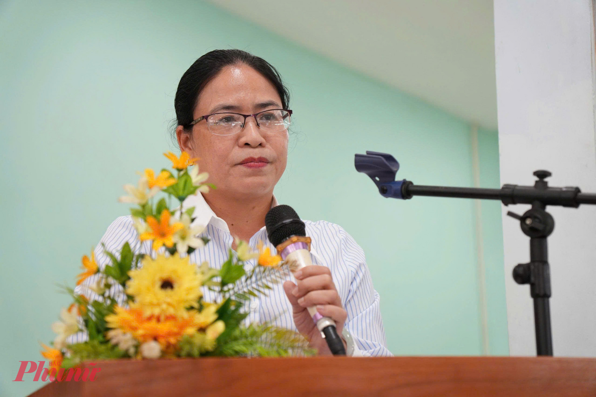 , b&agrave; Nguyễn Thị Tuyết Minh - Ph&oacute; Ban Tuy&ecirc;n gi&aacute;o v&agrave; D&acirc;n vận Th&agrave;nh uỷ TPHCM &ndash; gởi lời tri &acirc;n v&agrave; tr&acirc;n trọng cảm ơn những đ&oacute;ng g&oacute;p của c&aacute;c c&ocirc; ch&uacute; t&ugrave; binh, cựu t&ugrave; ch&iacute;nh trị 