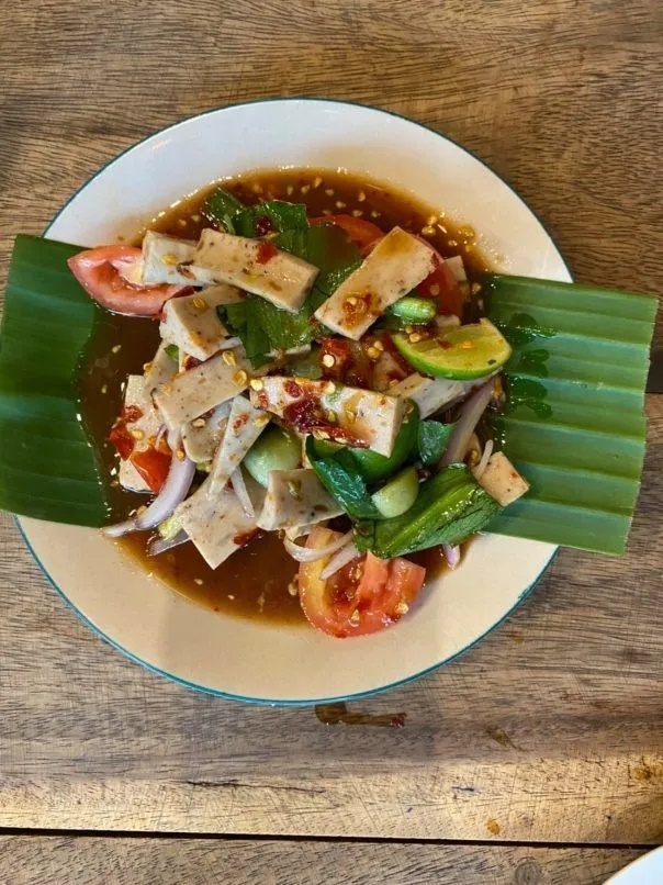 Madam Somtum.  Ở đ&acirc;y c&oacute; som tum từ kiểu truyền thống đến c&aacute;c m&oacute;n th&ecirc;m c&aacute;c loại tr&aacute;i c&acirc;y, m&igrave;... Qu&aacute;n c&ograve;n c&oacute; salad v&agrave; nhiều loại thịt nướng để ăn trưa. Địa chỉ: 888/14 đường Phloen Chit, Pathum Wan - Ảnh: Madam Somtum