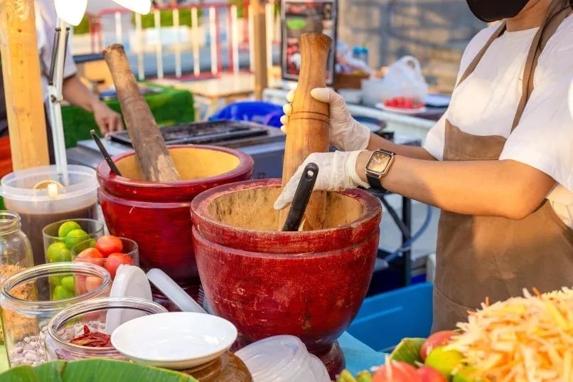 Som tum Jay So. Gi&aacute; b&aacute;n phải chăng từ 50 THB (khoảng 40.000 đồng) cho dĩa som tum c&oacute;: cua, trứng muối, thịt heo... với vị cay nồng. Qu&aacute;n ngồi ghế nhựa ở 146 Phiphat 2, Silom - Ảnh: Shutterstock