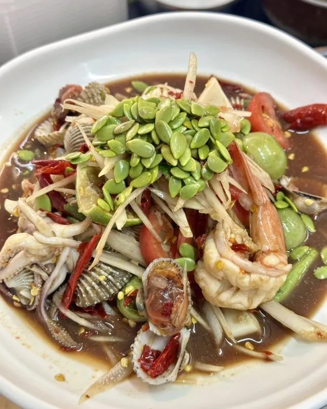 Tamnak Isan Ekkamai. Nằm ở khu phố Ekkamai h&agrave;o nho&aacute;ng của Bangkok, som tum của Tamnak c&oacute; s&ograve; huyết, t&ocirc;m, cua&hellip; với vị rất đặc trưng. Địa chỉ: 86 1 đường Sukhumvit, Phra Khanong - Ảnh: Tamnak Isan