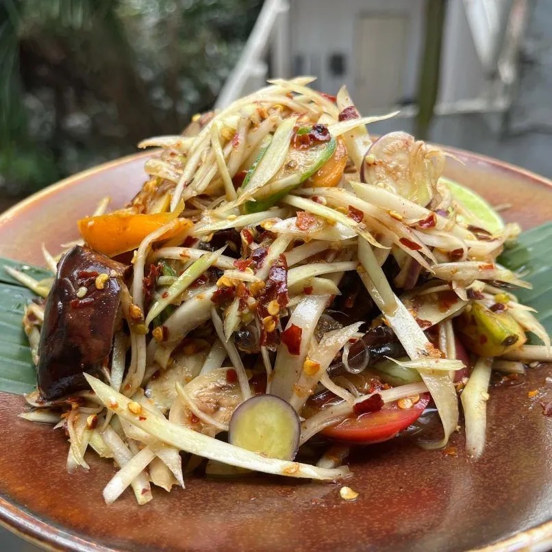 Zao Isan. Zao Isan rất nổi tiếng v&agrave; c&oacute; nhiều chi nh&aacute;nh ở Bangkok như: Emsphere, Siam Paragon, One Bangkok. Ở đ&acirc;y c&oacute; nhiều th&agrave;nh phần để lựa chọn cho som tum. Nếu đến chi nh&aacute;nh Zao Zen bạn n&ecirc;n thử m&igrave; kiểu Isan b&ecirc;n cạnh som tum - Ảnh: Zao Isan