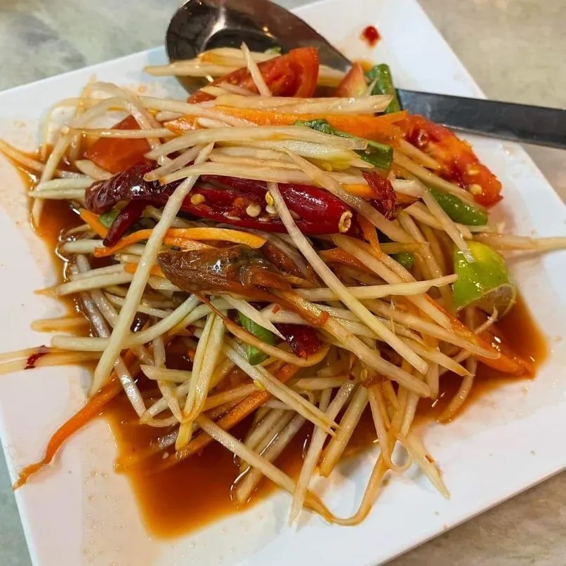 Som Tum Khun Kan. Qu&aacute;n n&agrave;y được Michelin trao giải Bib Gourmand (m&oacute;n ăn ngon c&oacute; gi&aacute; phải chăng) trong 7 năm li&ecirc;n tiếp. Ở đ&acirc;y c&oacute; nhiều loại som tum nhưng &ldquo;xịn&rdquo; nhất l&agrave; som tum t&ocirc;m kh&ocirc; v&agrave; đậu phộng - Ảnh: Som Tum Khun Kan