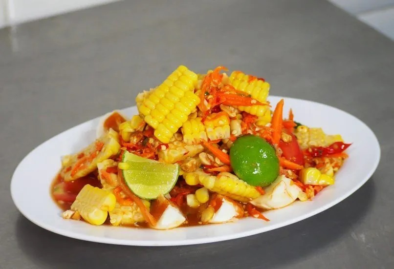 Jaekoy Isaan Seafood. Nh&agrave; h&agrave;ng c&oacute; rất nhiều m&oacute;n nhưng nổi tiếng với som tum bắp, trứng muối; som tum đậu đũa v&agrave; som tum dưa leo. Địa chỉ: 14 Petchaburi 12, Ratchathewi - Ảnh: Jaekoy
