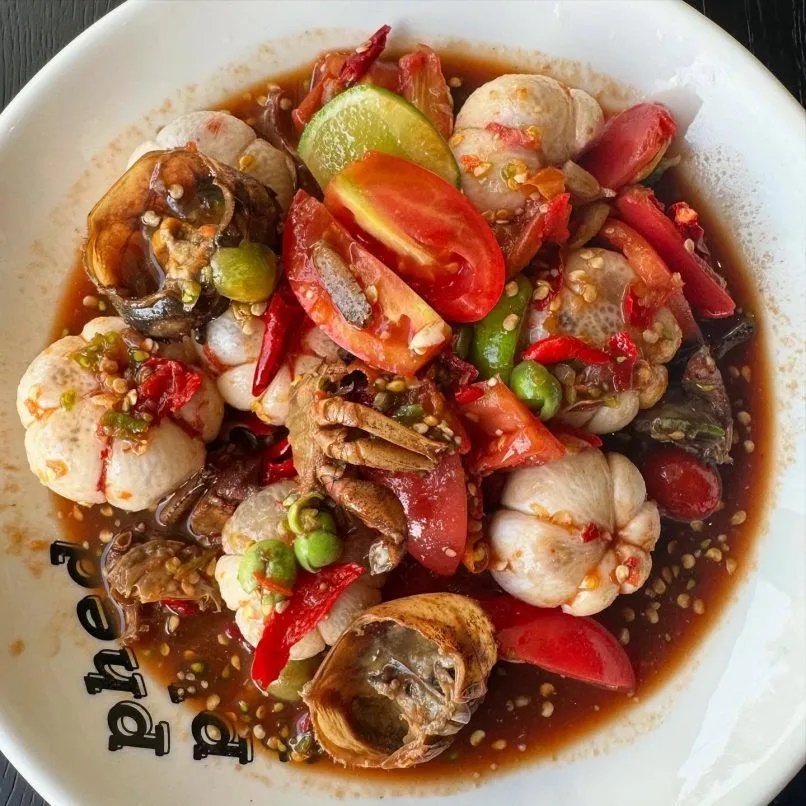 Phed Phed. Som tum ở đ&acirc;y rất cay c&oacute; nhiều th&agrave;nh phần để lựa chọn như: nhiều loại mắm, c&aacute;c loại tr&aacute;i c&acirc;y. Phed Phed rất đ&ocirc;ng v&agrave;o buổi trưa v&agrave; c&oacute; nhiều chi nh&aacute;nh ở Bangkok như: Phed Phed Cafe, Phed Phed POP, Phed Phed HEY - Ảnh: Phed Phed