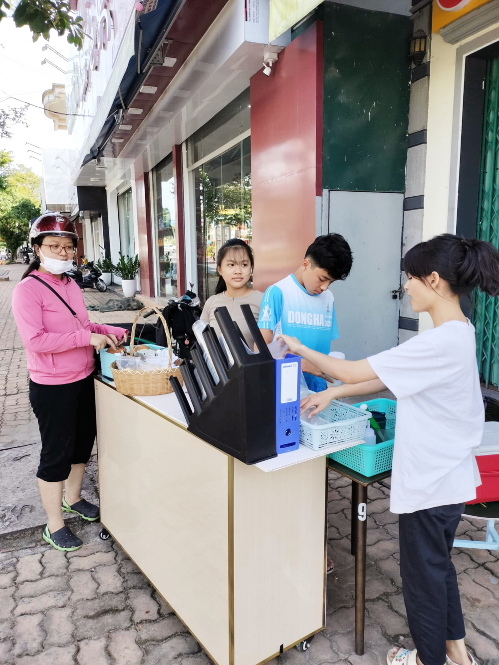 C&aacute;c bạn nhỏ tập t&agrave;nh b&aacute;n nước giải kh&aacute;t