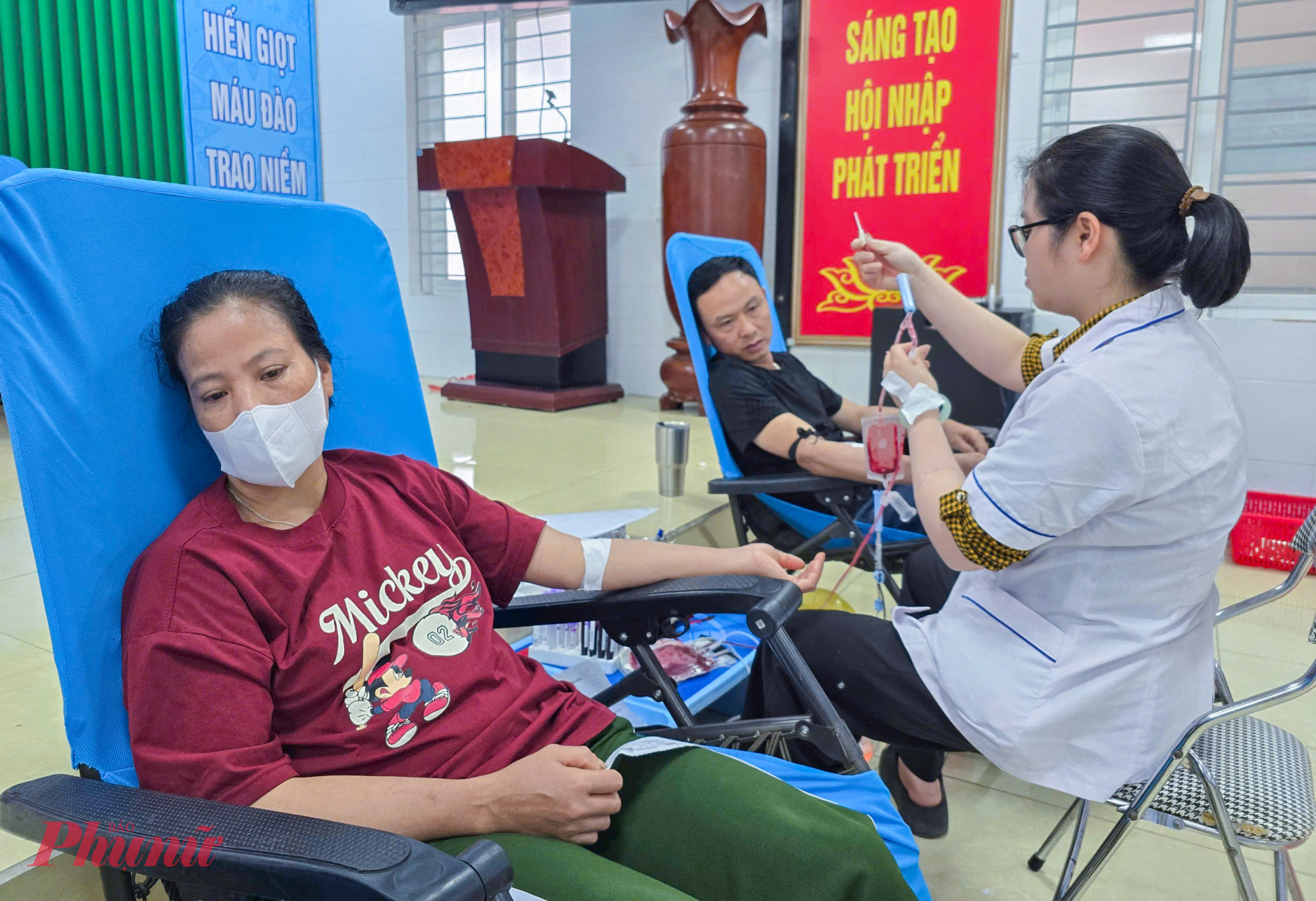 Người th&acirc;n bệnh nh&acirc;n hiến m&aacute;u tại Trung t&acirc;m Huyết học v&agrave; Truyền m&aacute;u Nghệ An - Ảnh: Phan Ngọc