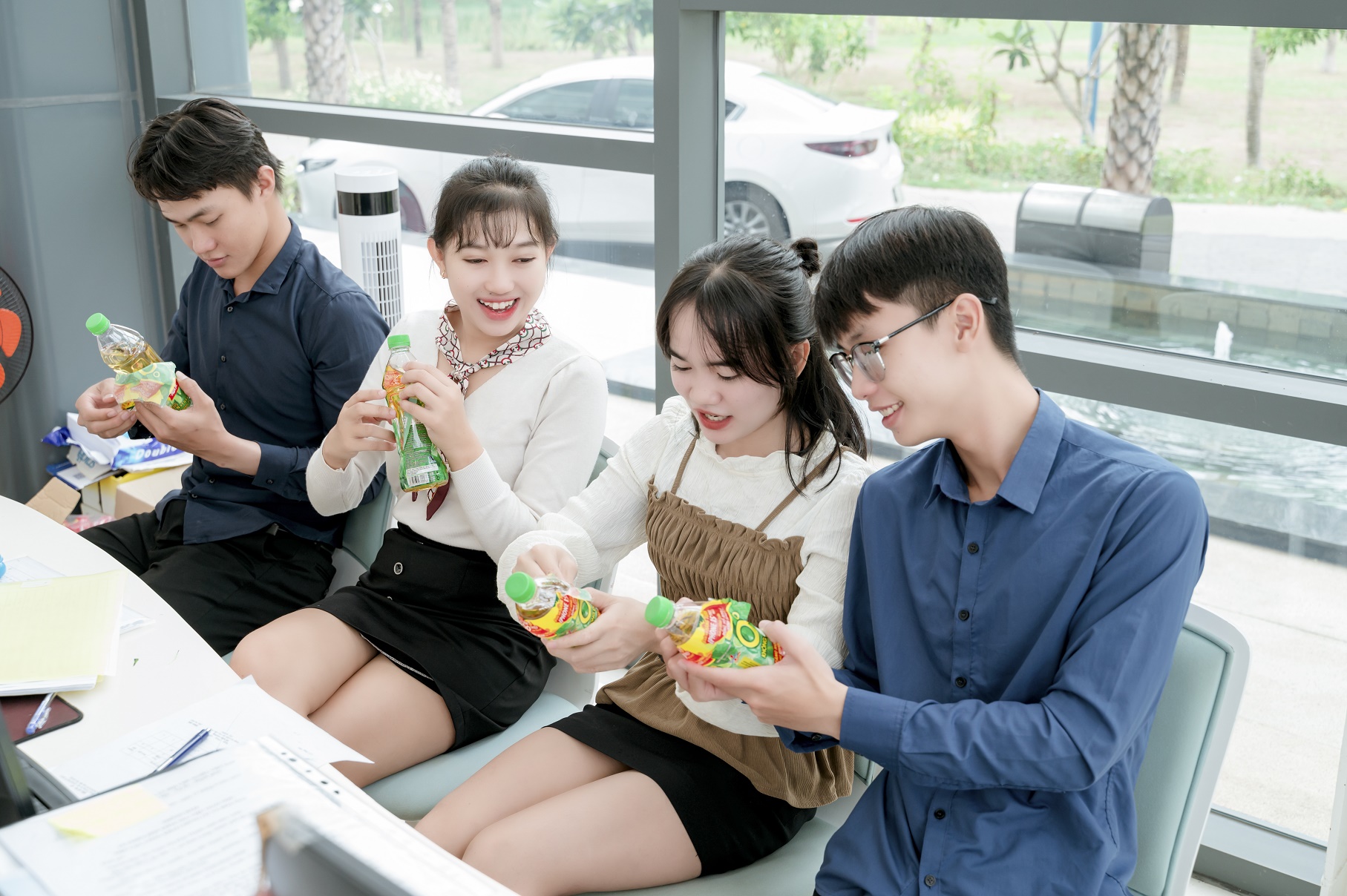 Dễ chơi dễ tr&uacute;ng, chương tr&igrave;nh khuyến m&atilde;i h&egrave; của Tr&agrave; Xanh Kh&ocirc;ng Độ đang tạo n&ecirc;n cơn sốt trong giới trẻ với c&aacute;c giải thưởng cực khủng - Ảnh: THP