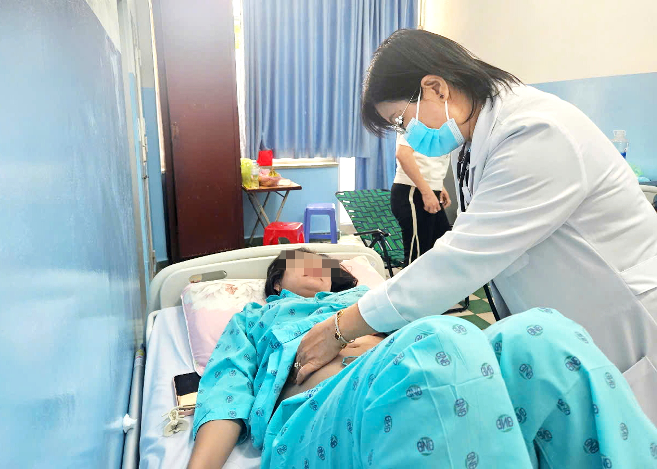 B&aacute;c sĩ Nguyễn Thị Cẩm Hường đang thăm kh&aacute;m cho chị T.